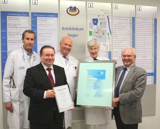 Über die Zertifizierung der koloproktologischen Qualität des Kreisklinikums Siegen freuen sich (v.l.n.r) Dr. Stefan Schanz (CA Gastroenterologie), Dr. Mike Meyer, Dr. Weyand; Dr. Thomas Gehrke (CA AVT-Chirurgie) und Prof. Dr. J.O. Jost 