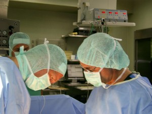 Dr. Weyand operiert 2008 unter Anleitung von  Dr. Pakravan vom CPZ  Düsseldorf die erste sakrale Nervenstimulation im Siegerland.