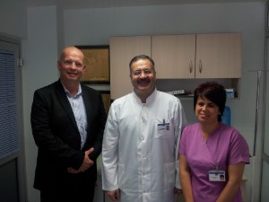 Dr. Weyand (links) fuhr 2012 nach Antalya zum Erfahrungsaustausch mit Dr. Karahailoglou (Mitte), der bereits über 1000 Patienten mit der minimal-invasiven Laserhämorrhoidoplastie behandelt hatte.