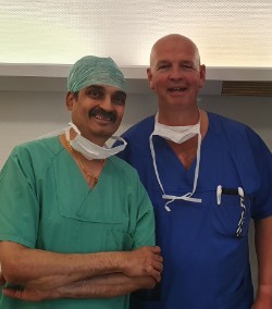 Dr. Nayan Vasa vom NBC Specialty Hospital Abu Dhabi, ein führender Experte für Laserproktologie im Nahen Osten, informierte sich 2019 im Kreisklinikum Siegen über die Laserbehandlung der chronischen Analfissur. 